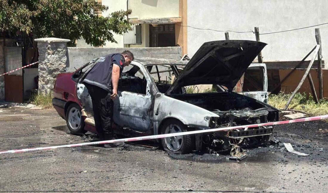 Sivas’ta park halindeki bir otomobil alev topuna döndü. Yanarak kullanılamaz