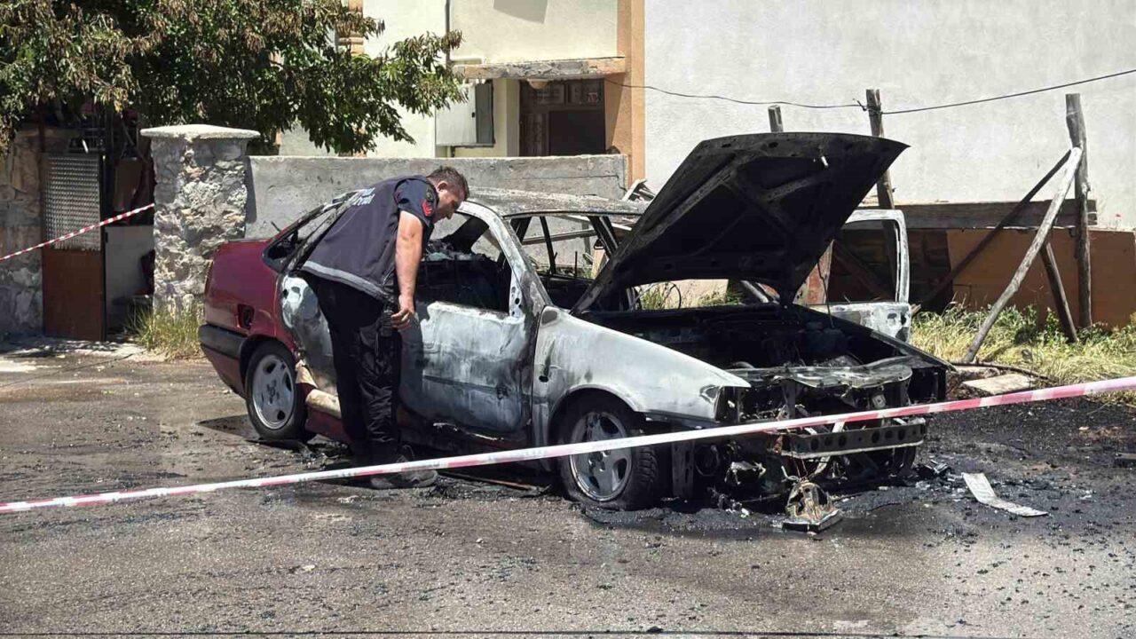 Sivas’ta park halindeki bir otomobil alev topuna döndü. Yanarak kullanılamaz