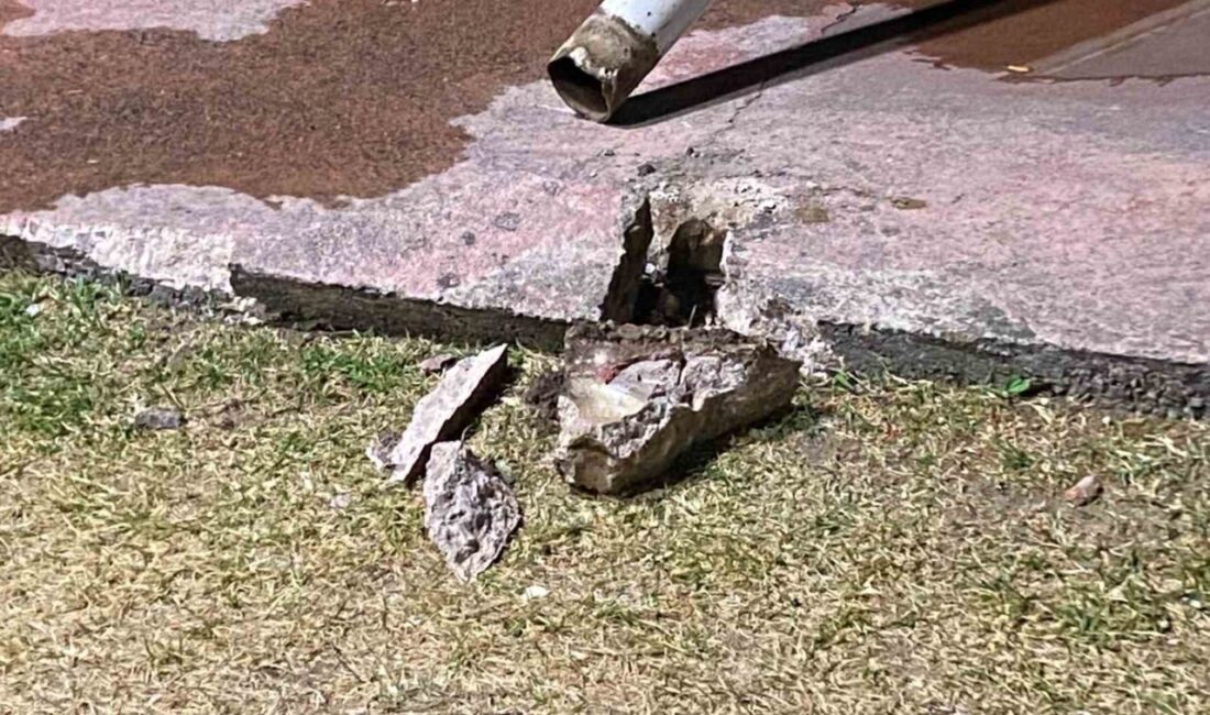 Kocaeli’nin İzmit ilçesinde yerinden sökülen basketbol potası devrildi. Bu sırada