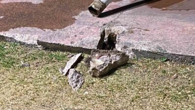 Kocaeli’nin İzmit ilçesinde yerinden sökülen basketbol potası devrildi. Bu sırada