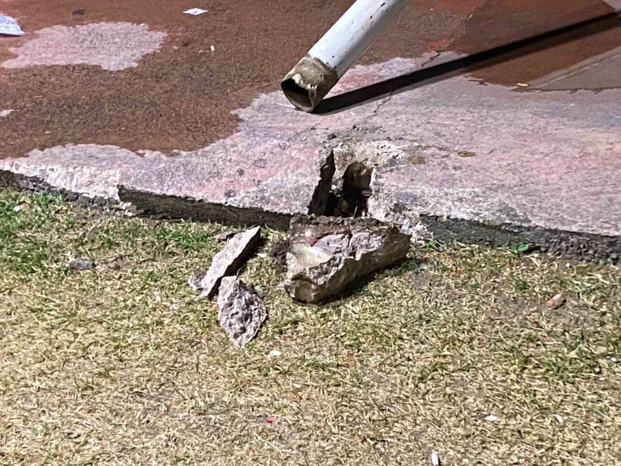 Kocaeli’nin İzmit ilçesinde yerinden sökülen basketbol potası devrildi. Bu sırada