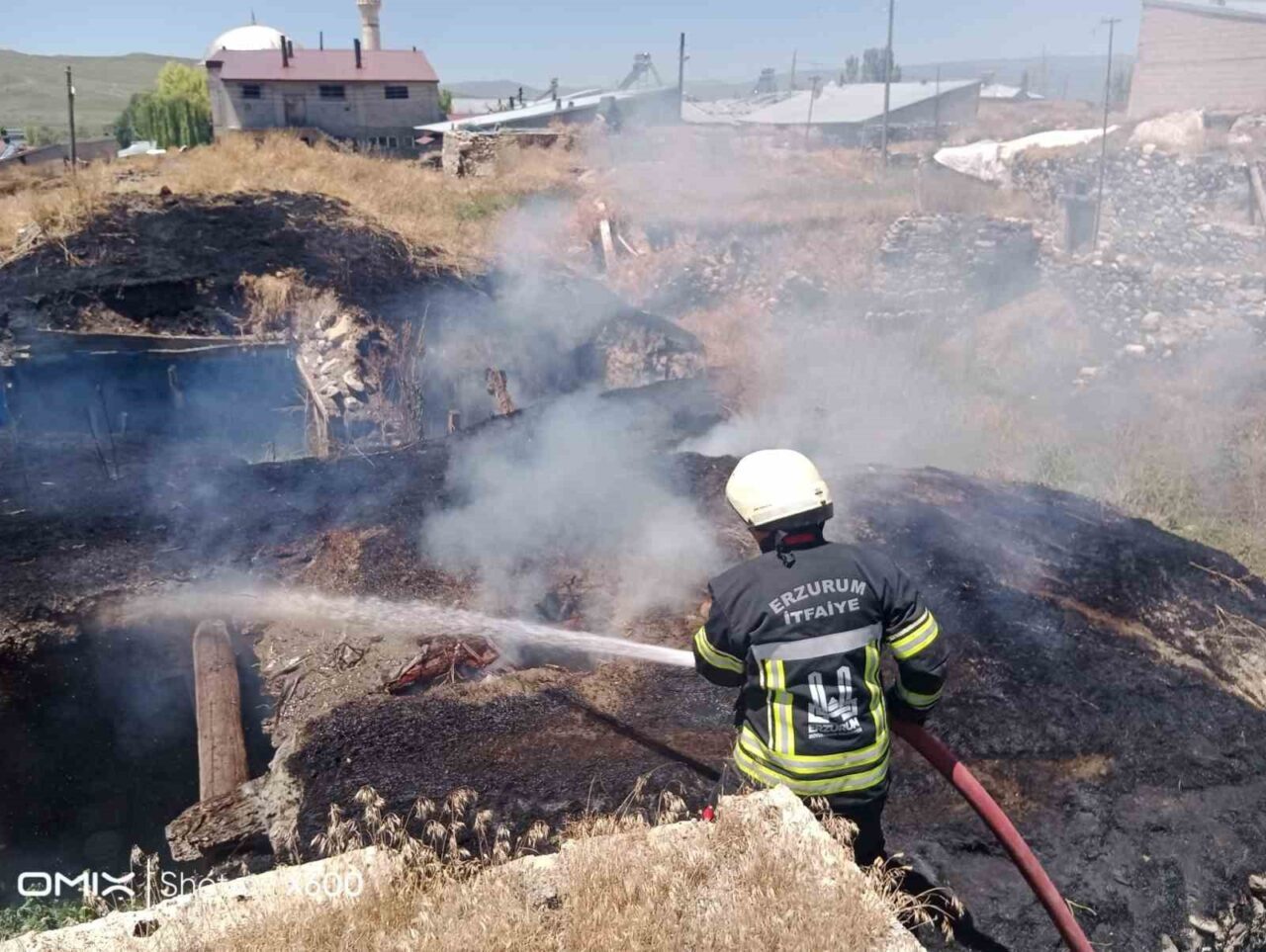 Erzurum’da meydana gelen ahır yangına zamanında müdahale eden itfaiye ekipleri