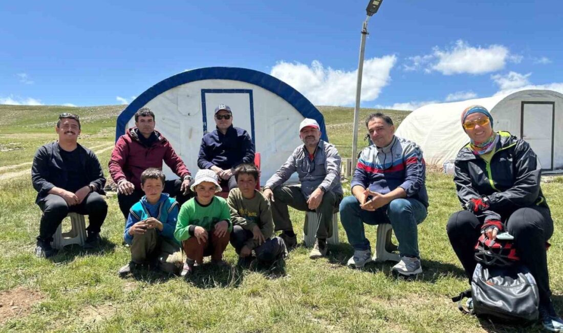 Erzurum’da bir grup bisikletçi kent merkezinden yaklaşık 50 km uzaklıktaki