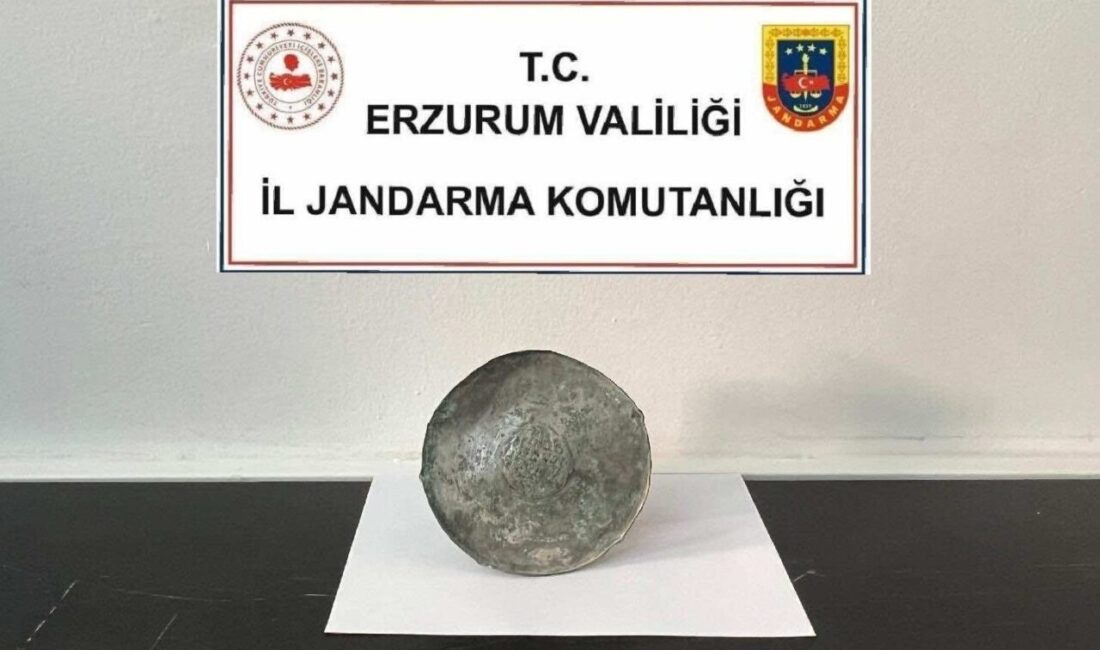 Piknikte bulduğu Bizans dönemi bronz diski jandarmaya teslim etti Erzurum’da bir vatandaş piknik yaptığı alanda bronz bir disk buldu