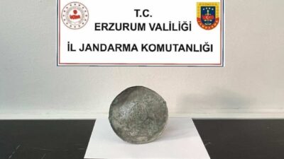 Erzurum’da bir vatandaş piknik yaptığı alanda bronz bir disk buldu