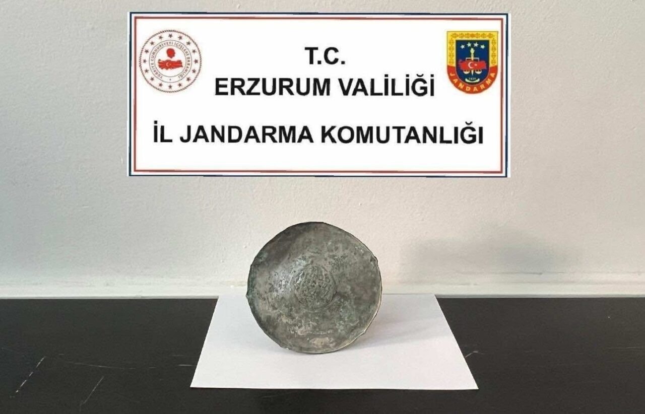 Erzurum’da bir vatandaş piknik yaptığı alanda bronz bir disk buldu