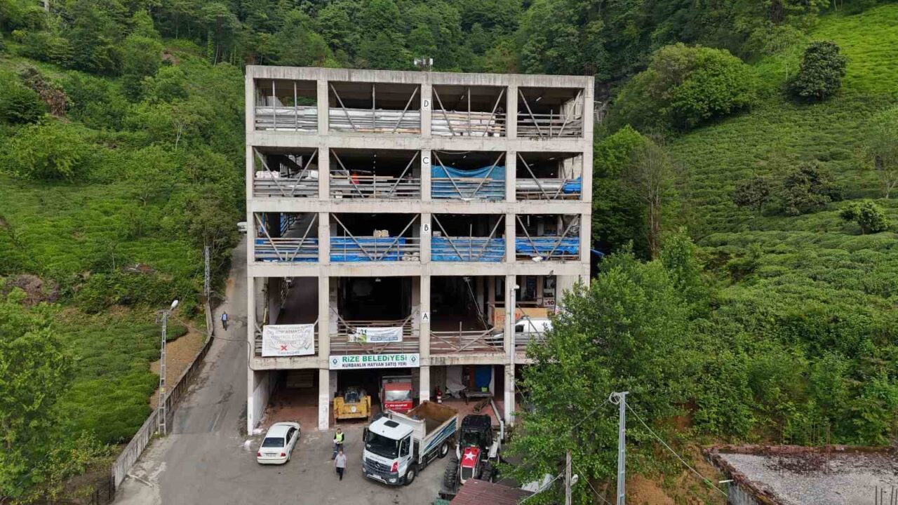 Kurban Bayramı yaklaşırken Rize’nin 4 katlı kurban pazarında da hareketlilik