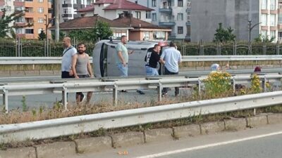 Rize’nin Çayeli ilçesinde bayram ziyaretinden dönen ailenin içerisinde bulunduğu aracın