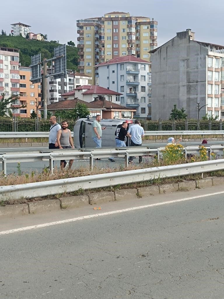 Rize’nin Çayeli ilçesinde bayram ziyaretinden dönen ailenin içerisinde bulunduğu aracın