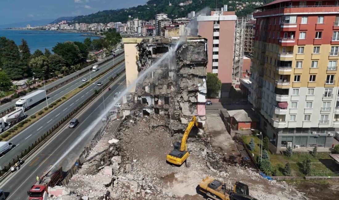 Rize’de boşaltılan merkez Menderes Bulvarı üzerindeki 2 apartmanın yıkımı devam