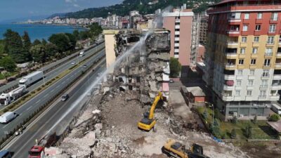 Rize’de boşaltılan merkez Menderes Bulvarı üzerindeki 2 apartmanın yıkımı devam