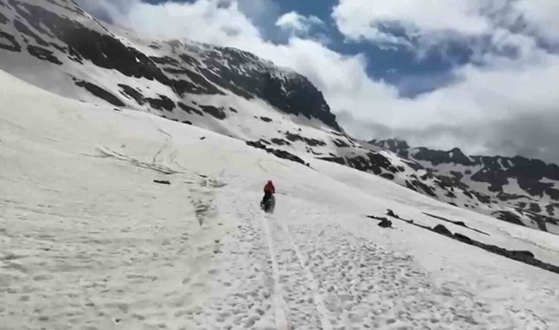 Rize’nin İkizdere ilçesine bağlı Ovit Dağı’nda yaz mevsiminin gelmesine rağmen