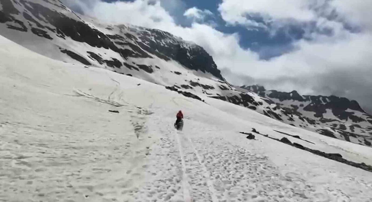 Rize’nin İkizdere ilçesine bağlı Ovit Dağı’nda yaz mevsiminin gelmesine rağmen
