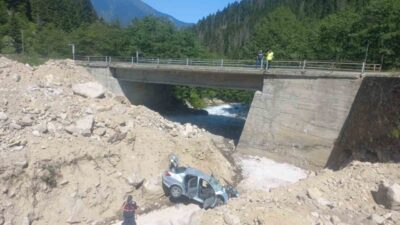 Rize’de dere kenarına düşen araçta bulunan 2’si çocuk yabancı uyruklu