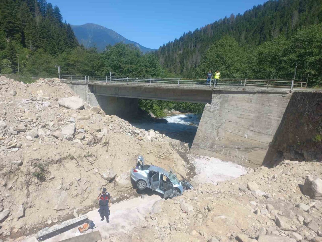 Rize’de dere kenarına düşen araçta bulunan 2’si çocuk yabancı uyruklu