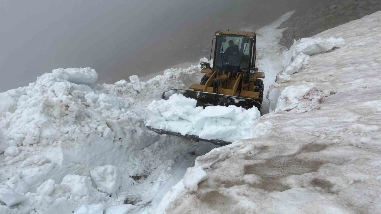 Rize’nin yüksek kesimlerinde yaz mevsimi gelmesine rağmen erimeyerek ulaşıma engel