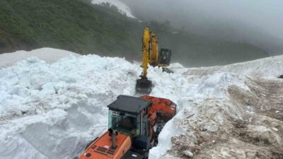 Rize’nin yüksek kesimlerinde kış aylarından kalma çığların temizleme çalışmaları hız