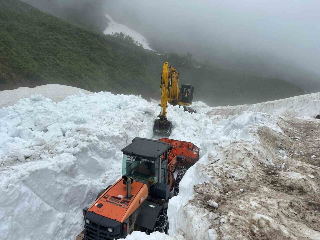 Rize’nin yüksek kesimlerinde kış aylarından kalma çığların temizleme çalışmaları hız