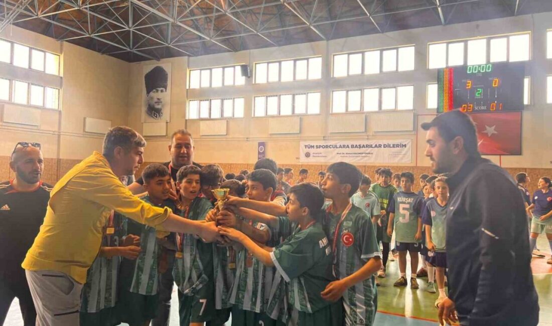 Eski milli güreşçi ve güreş hakemi Metin Kırmacı’nın çalıştırdığı öğrenciler