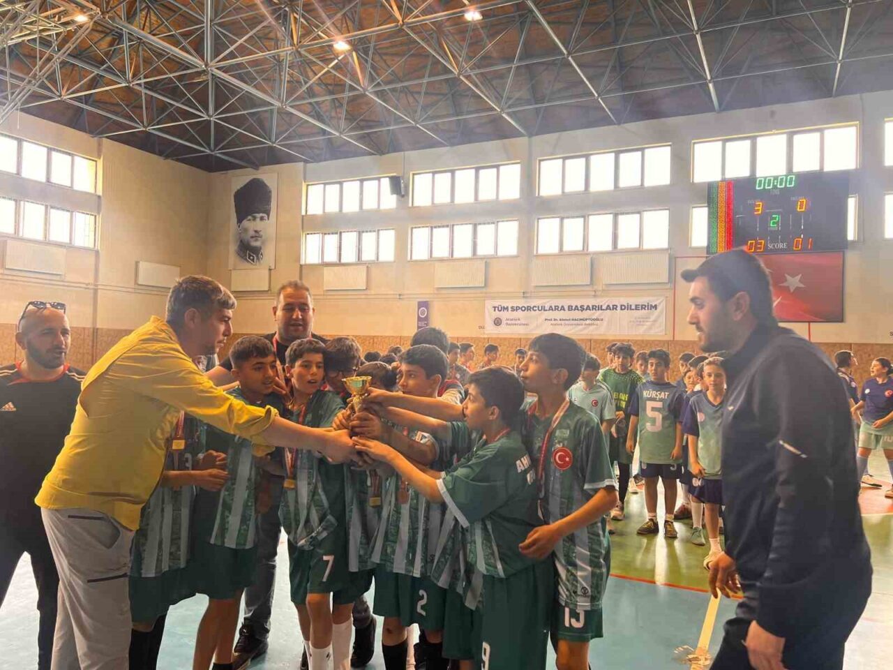 Eski milli güreşçi ve güreş hakemi Metin Kırmacı’nın çalıştırdığı öğrenciler