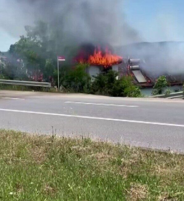 Sakarya’nın Adapazarı ilçesinde adeta alev topuna dönen ev, itfaiye ekiplerince