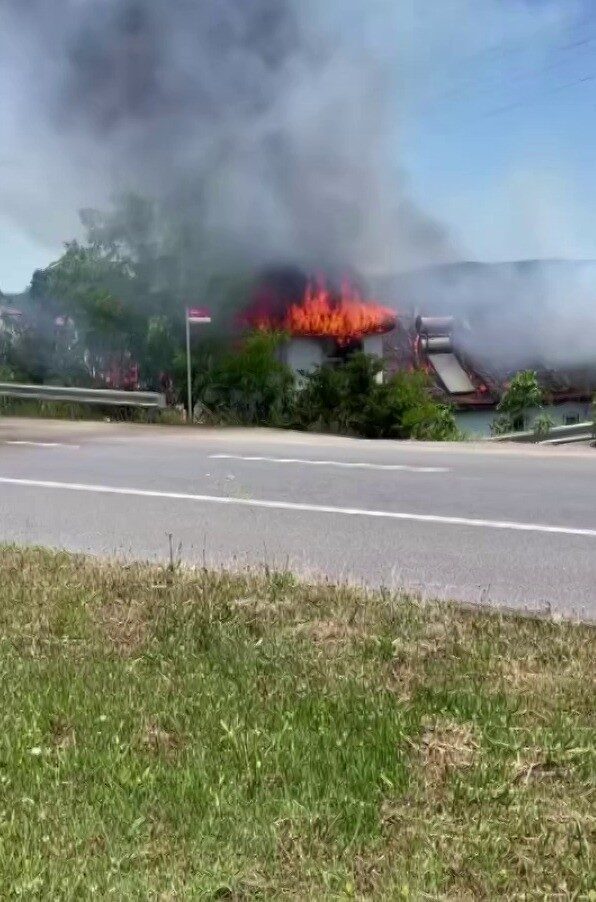 Sakarya’nın Adapazarı ilçesinde adeta alev topuna dönen ev, itfaiye ekiplerince