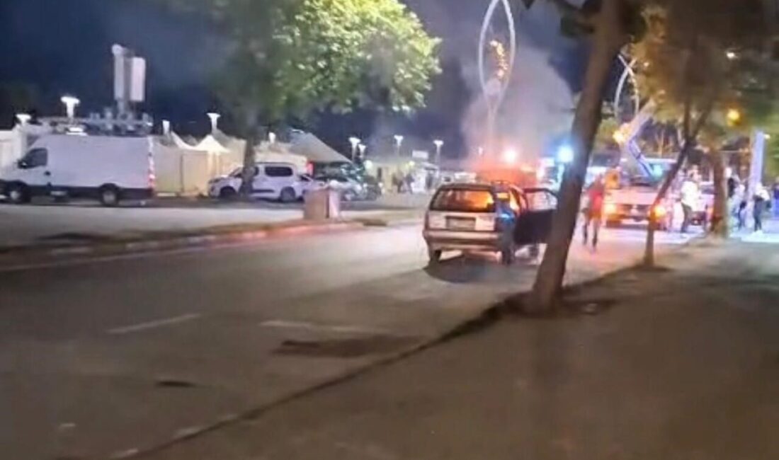 Sakarya’nın Karasu ilçesinde alevlere teslim olan otomobile, vatandaşlar yangın tüpleri