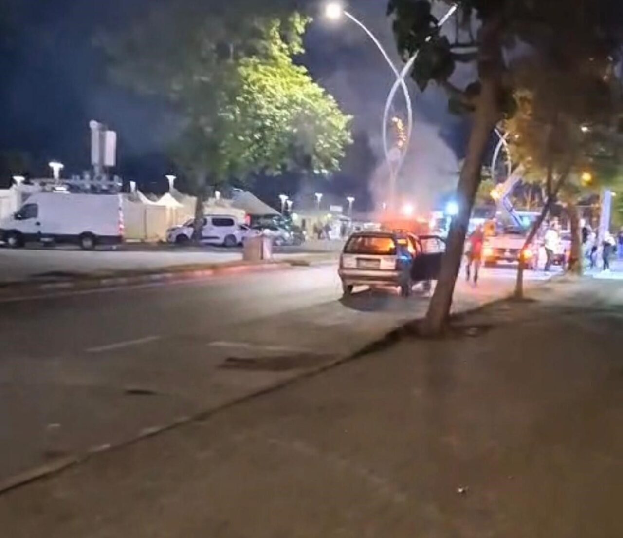 Sakarya’nın Karasu ilçesinde alevlere teslim olan otomobile, vatandaşlar yangın tüpleri