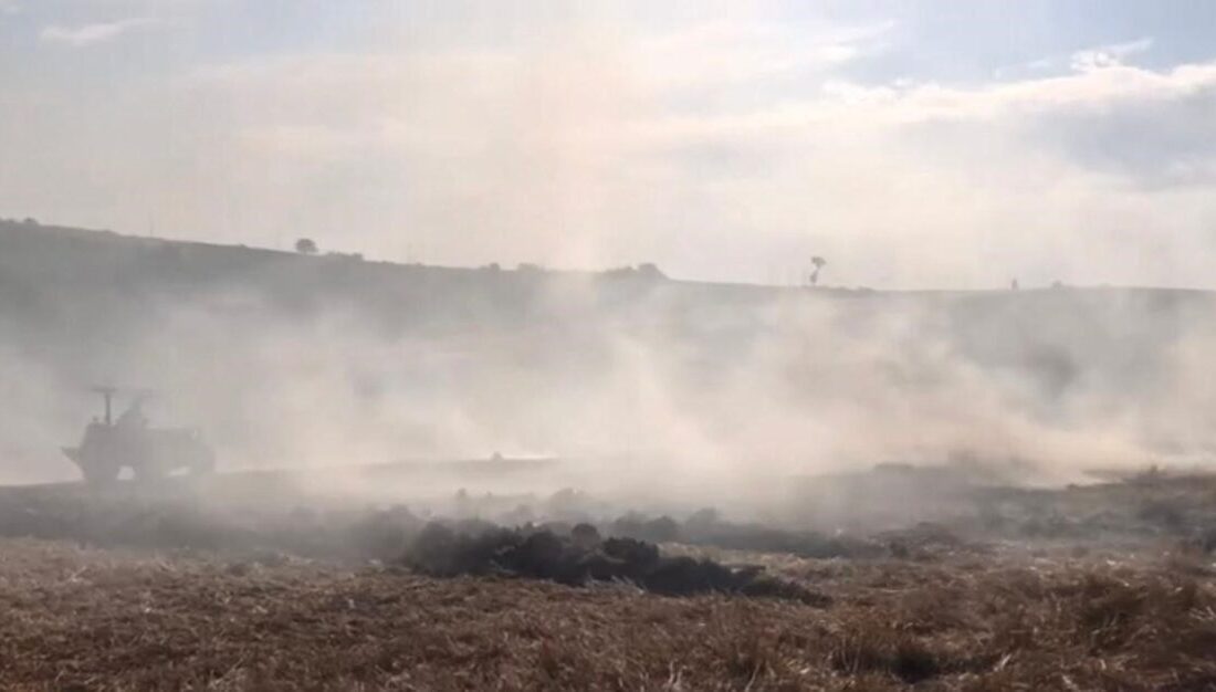 Sakarya’nın Kaynarca ilçesinde saman balyalarının bulunduğu alanda çıkan yangında yaklaşık