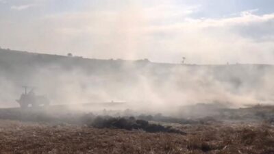 Sakarya’nın Kaynarca ilçesinde saman balyalarının bulunduğu alanda çıkan yangında yaklaşık