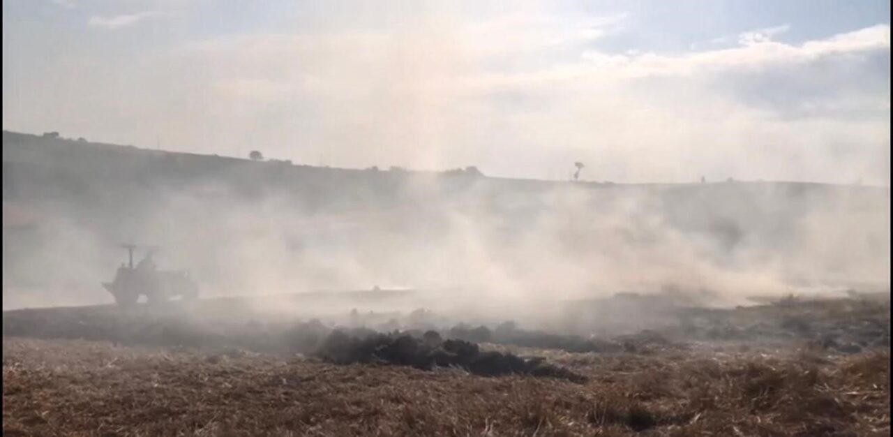 Sakarya’nın Kaynarca ilçesinde saman balyalarının bulunduğu alanda çıkan yangında yaklaşık