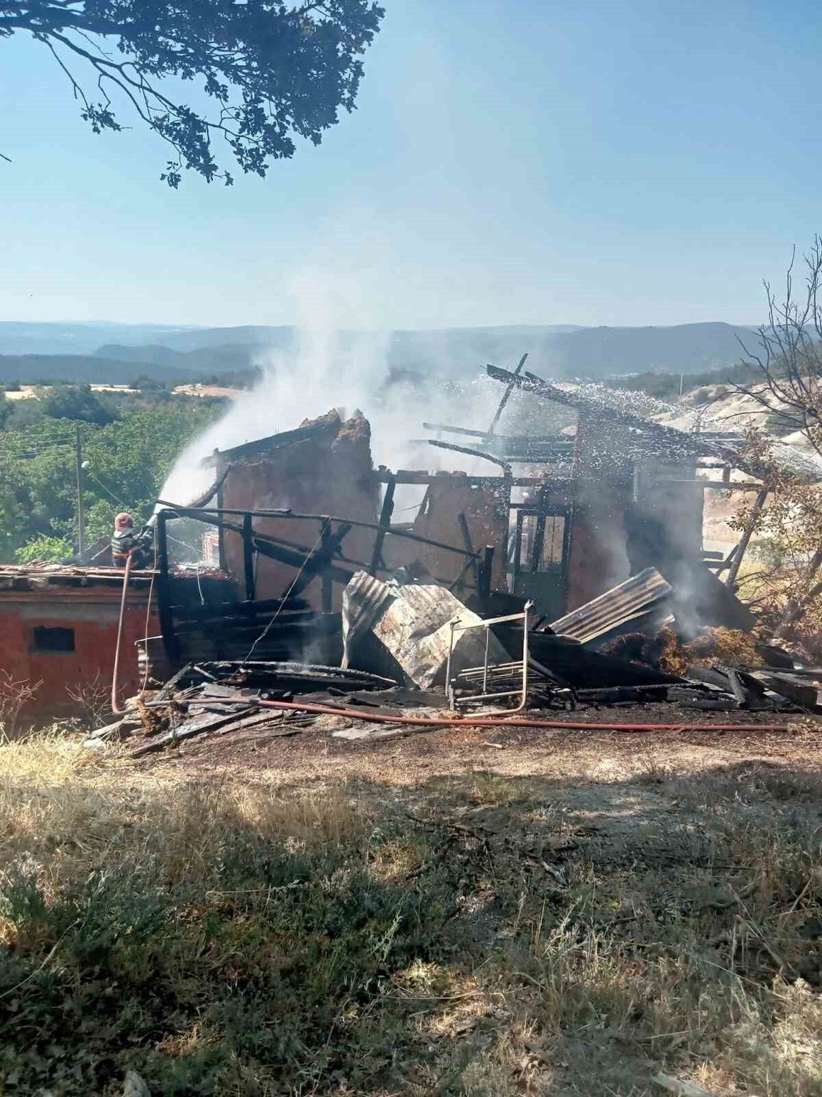 Sakarya’nın Taraklı ilçesinde çıkan ve itfaiye ekiplerince söndürülen yangında iki