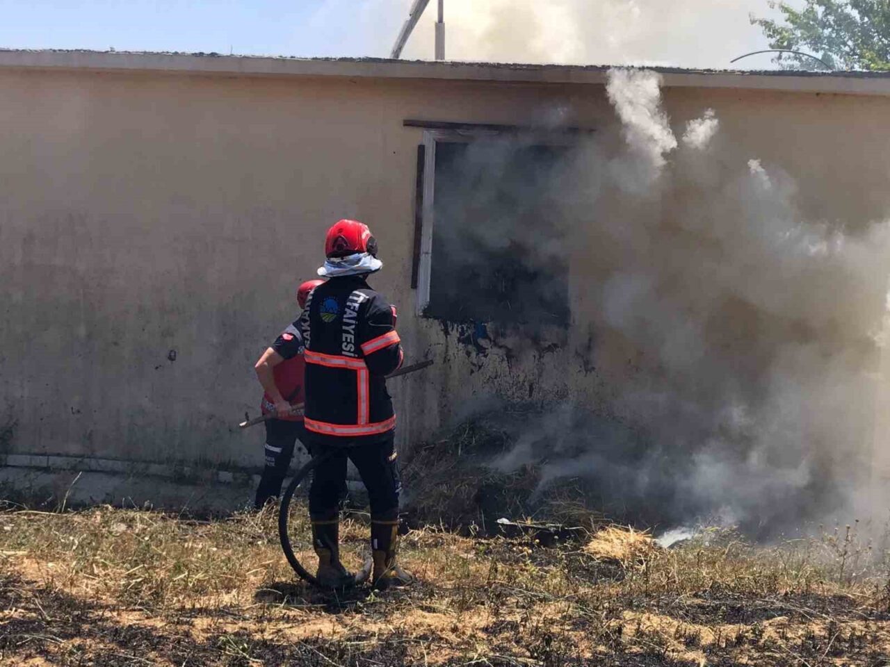 Sakarya’nın Kaynarca ilçesinde bulunan samanlık deposunda yangın çıktı. 200 saman