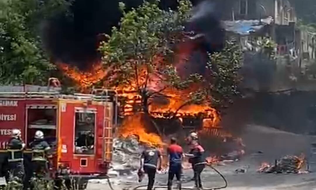 Zonguldak’ın Üzülmez Sanayi Bölgesi’nde copların toplandığı alanda çıkan yangın, çevredeki