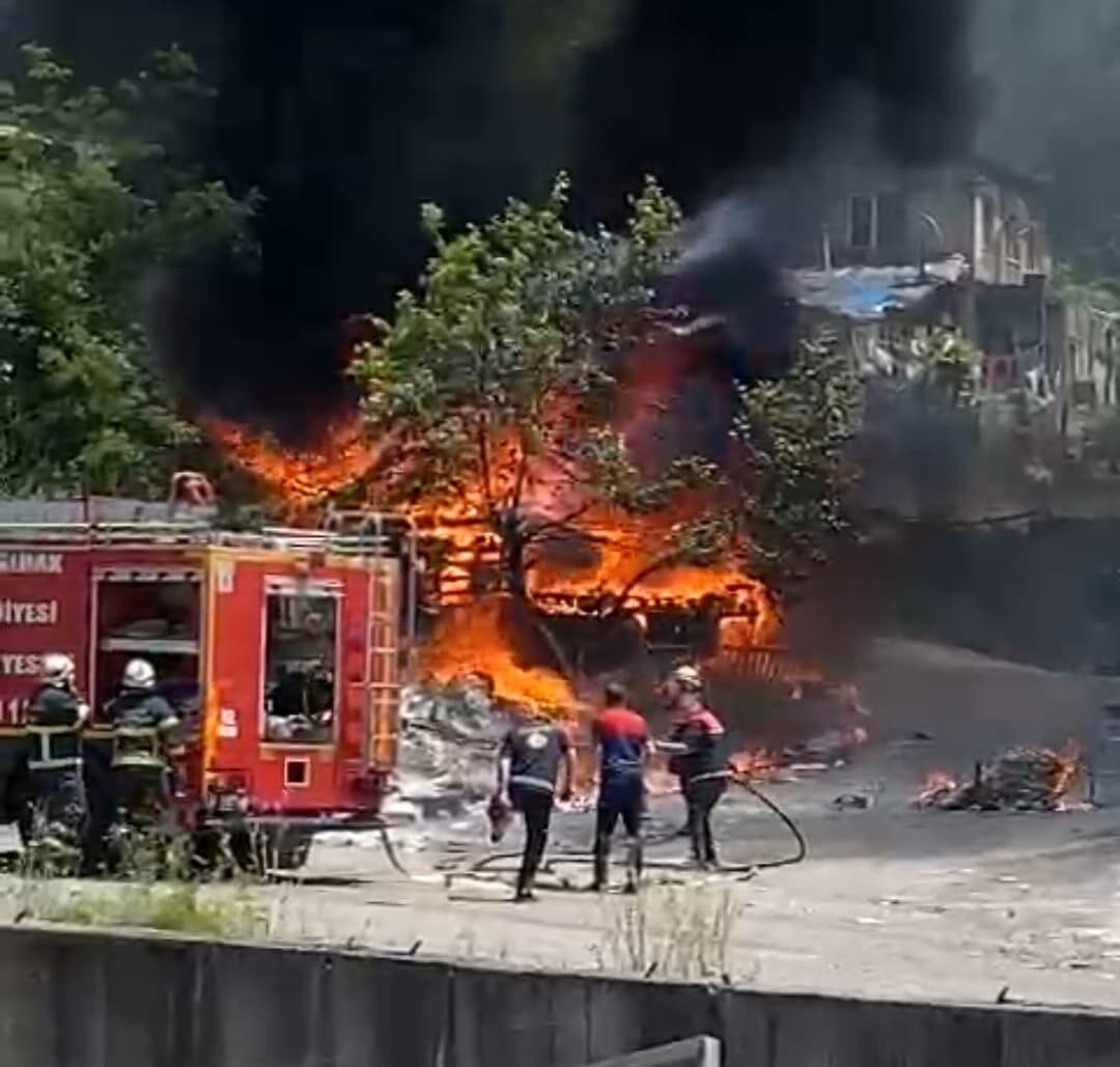 Zonguldak’ın Üzülmez Sanayi Bölgesi’nde copların toplandığı alanda çıkan yangın, çevredeki