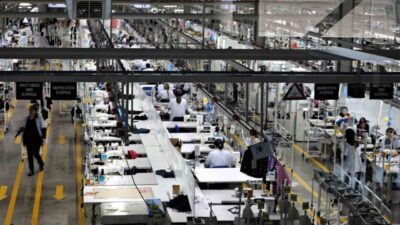 Sanayi üretimi yıllık yüzde 3,3 artarken, aylık yüzde 3,1 azaldı.