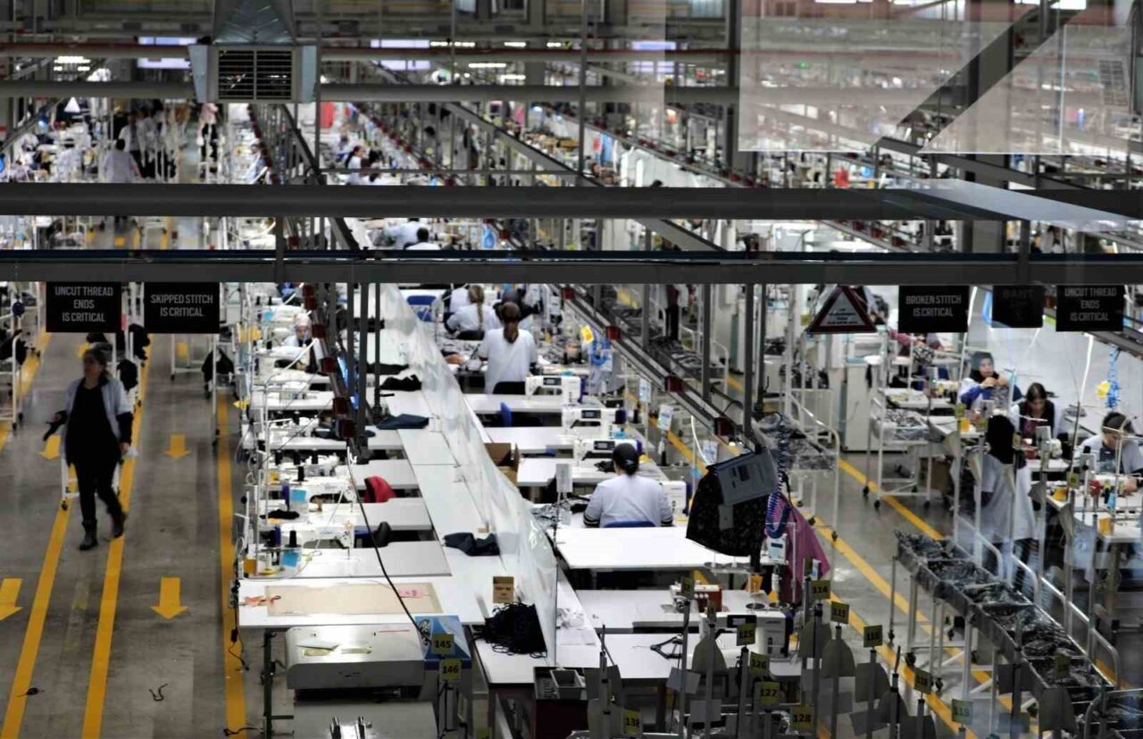 Sanayi üretimi yıllık yüzde 3,3 artarken, aylık yüzde 3,1 azaldı.