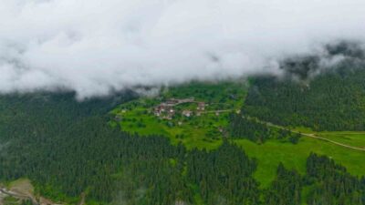 Gümüşhane’nin Dumanlı köyünde bulunan Santa Harabeleri, yaz mevsiminin gelişiyle birlikte