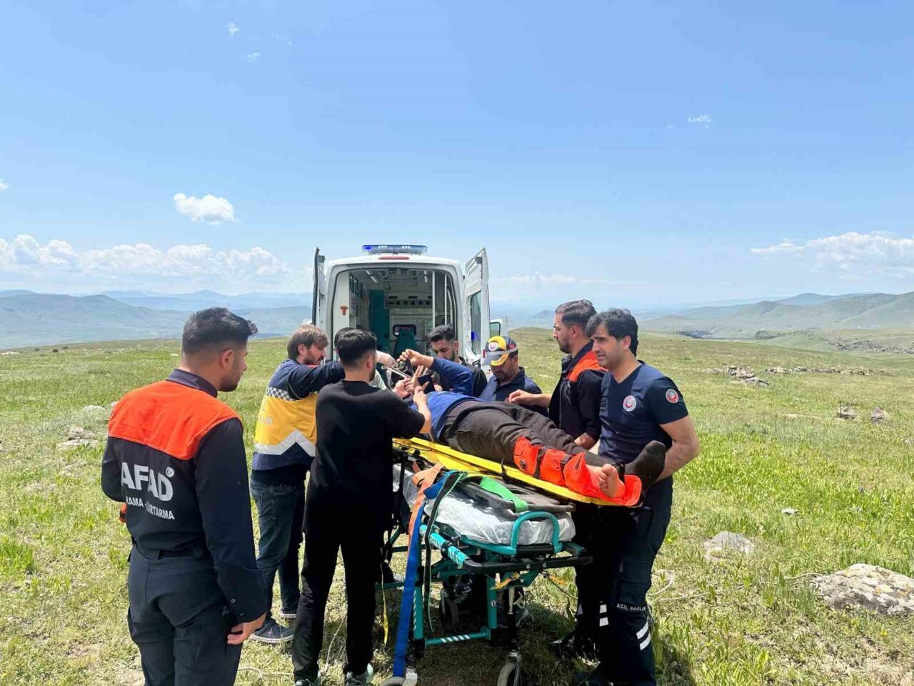 Sarıkamış’ta kayalıktan düşen çobanın ayağı kırıldı. Kars’ın Sarıkamış ilçesine bağlı
