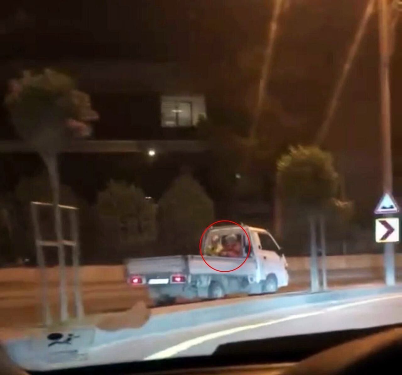 Sakarya’da kaydedilen bir trafik ihlali pes dedirtti. Ters şeride girerek