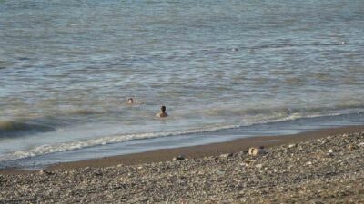 Sel suları ile kirlenen denizlerde yüzmenin enfeksiyon riskini artırdığını belirten