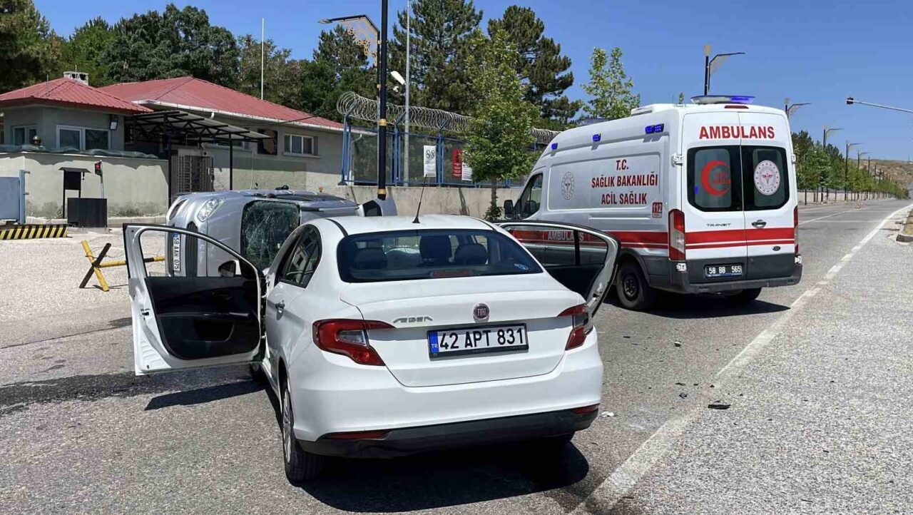 Sivas’ta şerit ihlali nedeniyle meydana gelen trafik kazasında 4 kişi