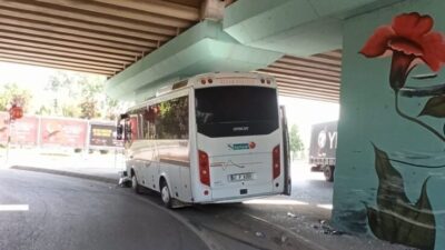 Kocaeli’nin İzmit ilçesinde seyir halinde olan servis aracı, köprü ayağına