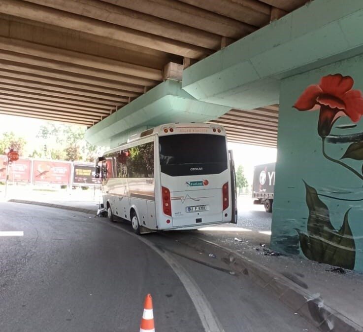 Kocaeli’nin İzmit ilçesinde seyir halinde olan servis aracı, köprü ayağına