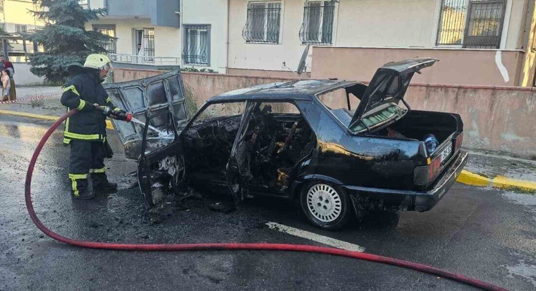 Kocaeli’nin Derince ilçesinde seyir halinde olan otomobil alev aldı. Yangın