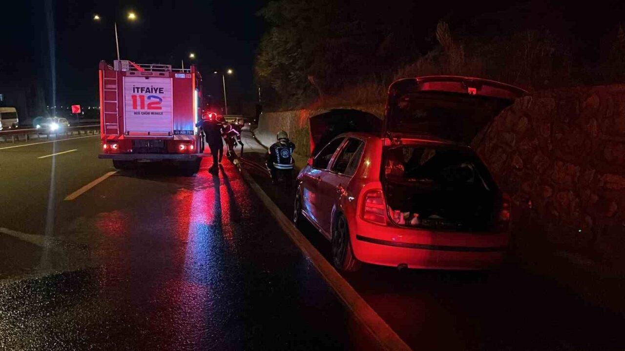 Kocaeli’nin Gebze ilçesinde seyir halindeki otomobil alev aldı. Otomobilde bulunan