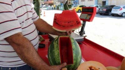 Erzincan’da hava sıcaklıklarının artmasıyla birlikte vatandaşlar su ihtiyacını gideren meyvelerden