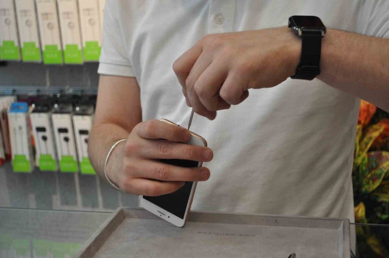 Aşırı sıcak havada cep telefonlarının uzun süreli şarjda bırakılmaması konusunda