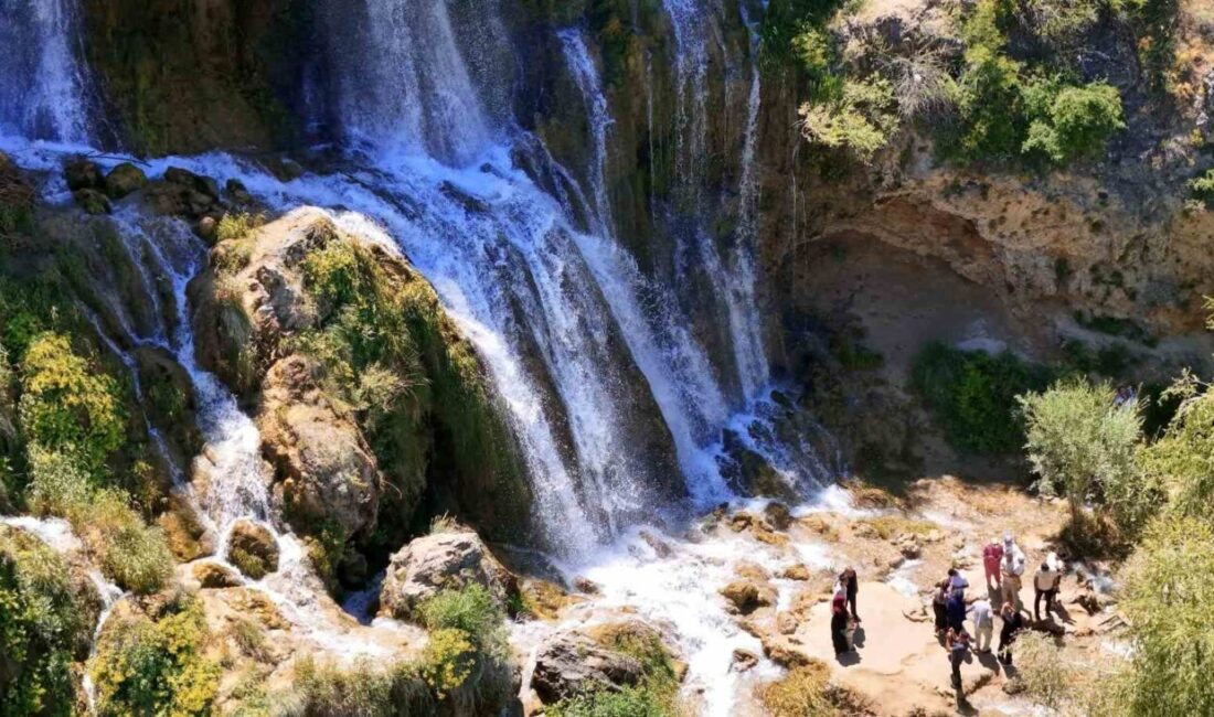 Erzincan’da, Munzur Dağı eteklerinden gelen buz gibi suların 40 metreden