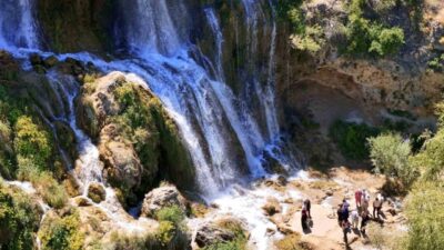 Erzincan’da, Munzur Dağı eteklerinden gelen buz gibi suların 40 metreden